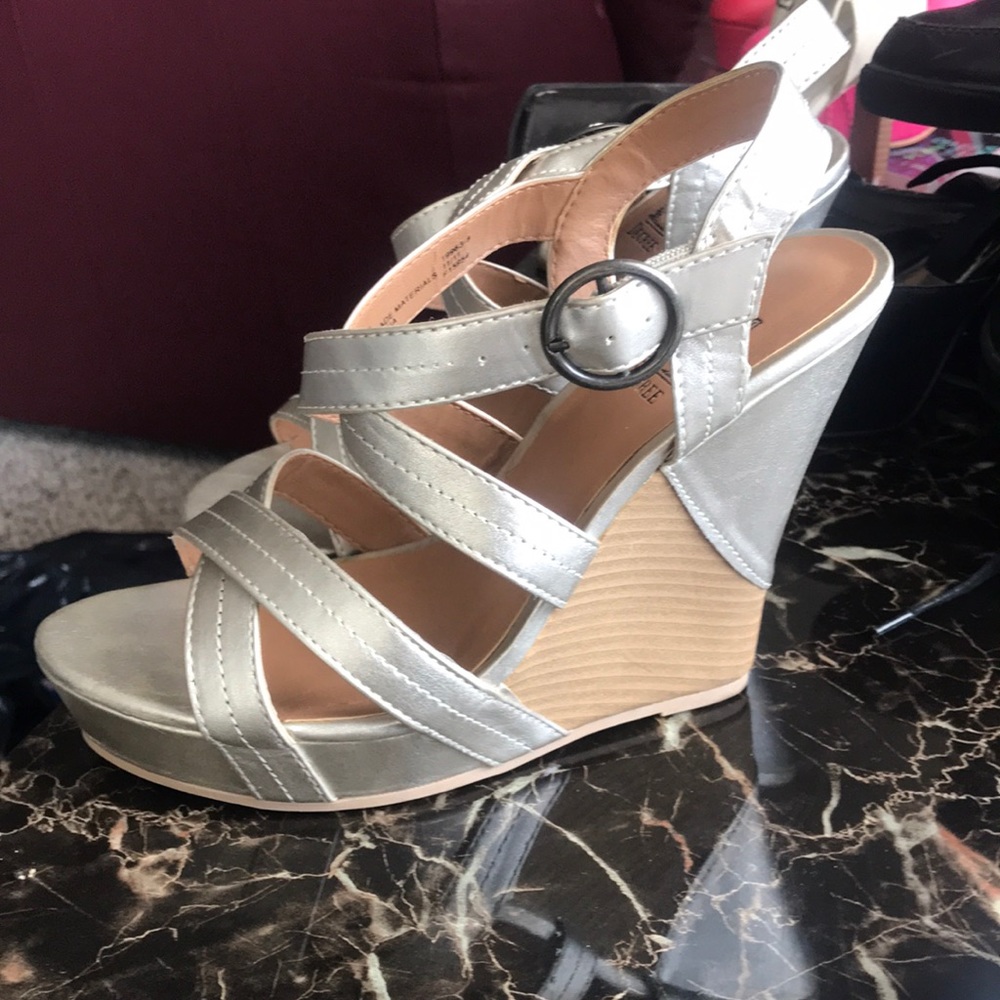 Sandals - Picture 2 of 4